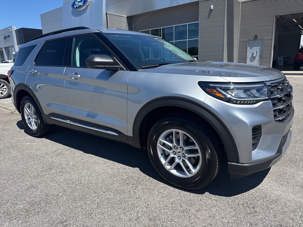 2025 Ford Explorer photo 2