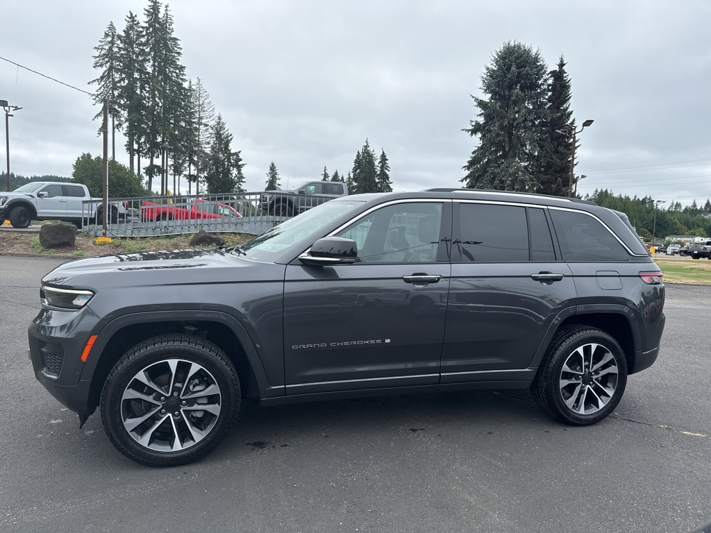 2022 Jeep Grand Cherokee Overland photo 2
