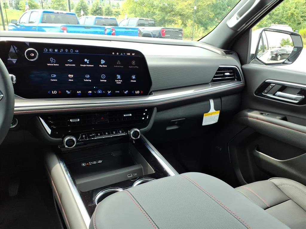 2025 Chevrolet Suburban RST photo 4
