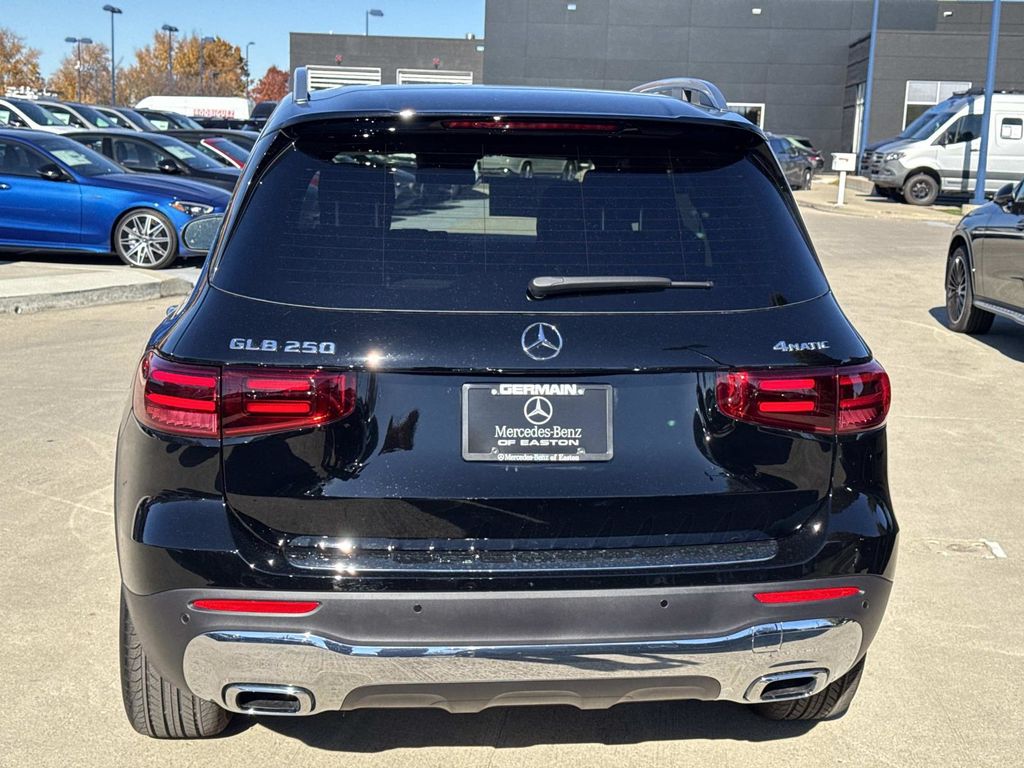 2026 Mercedes Benz GLB 250 4MATIC photo 2