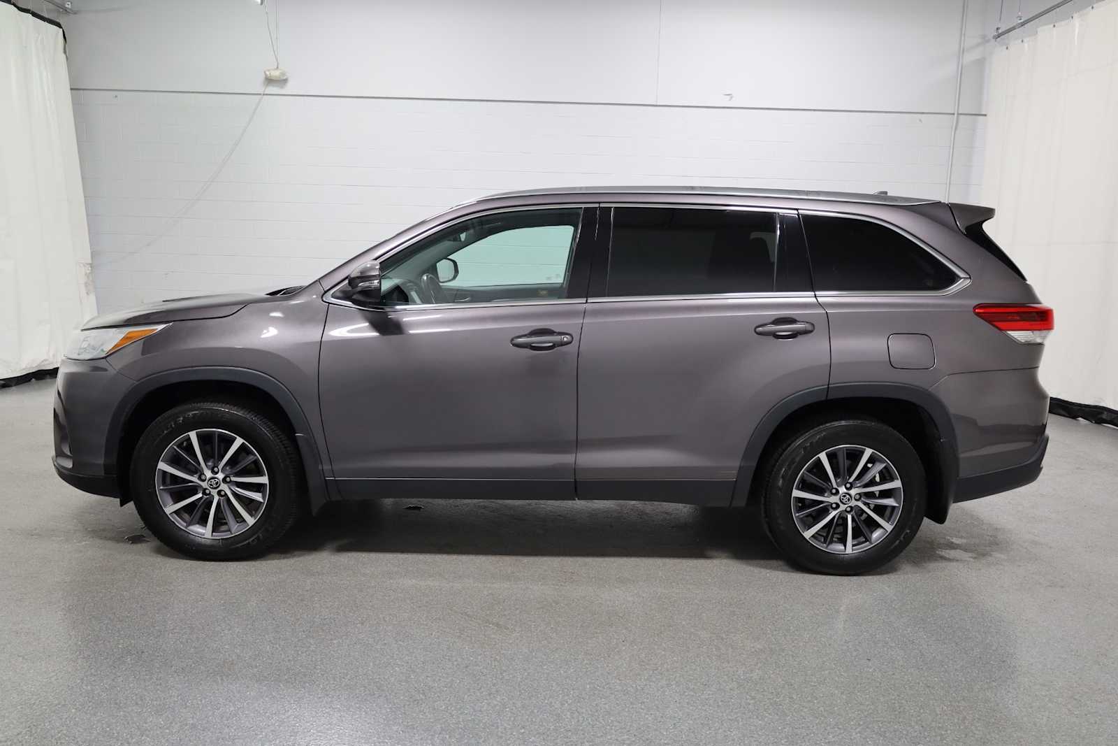 2019 Toyota Highlander SE XLE photo 2