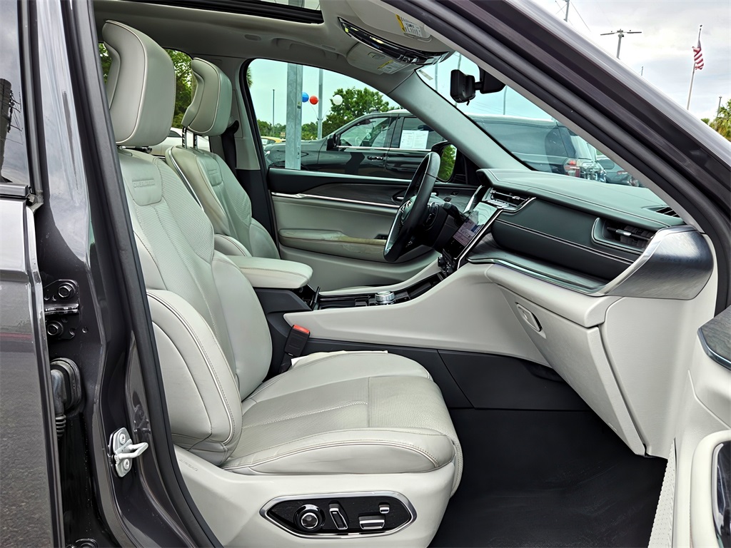 2023 Jeep Grand Cherokee Overland photo 14