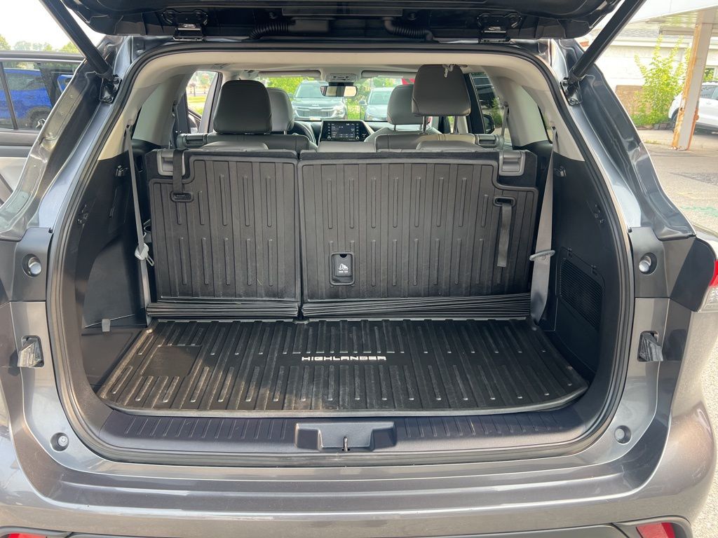 2022 Toyota Highlander XLE photo 12