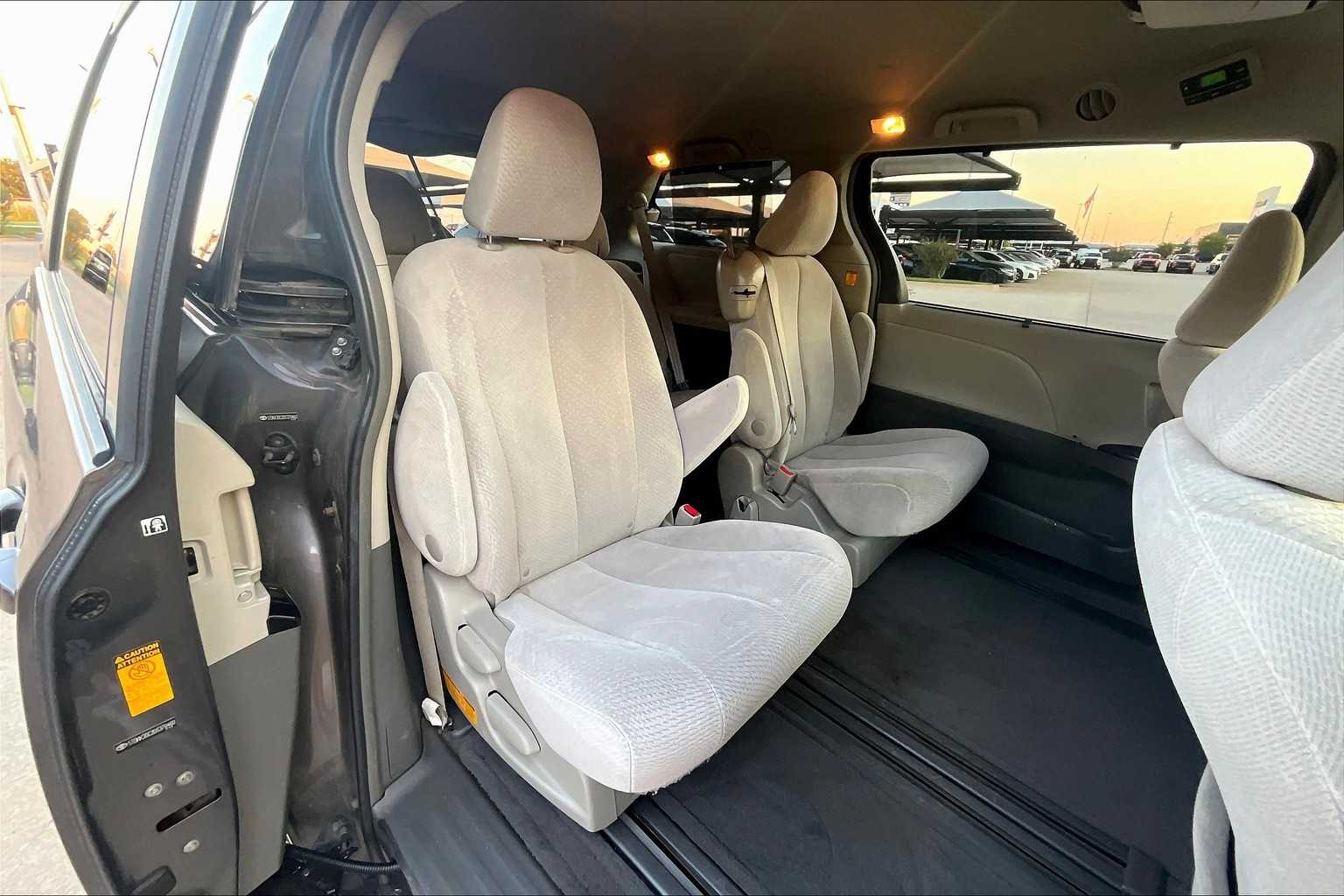 2013 Toyota Sienna LE photo 18