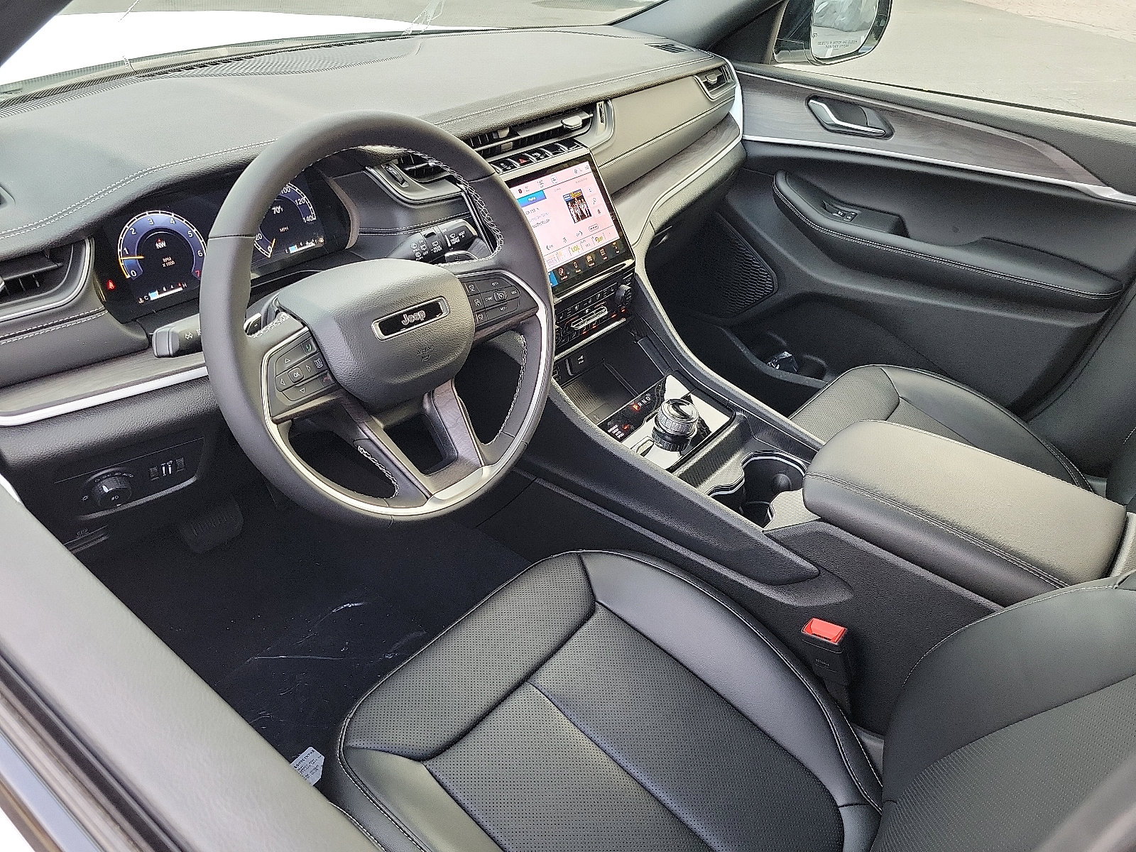 2025 Jeep Grand Cherokee Limited photo 2