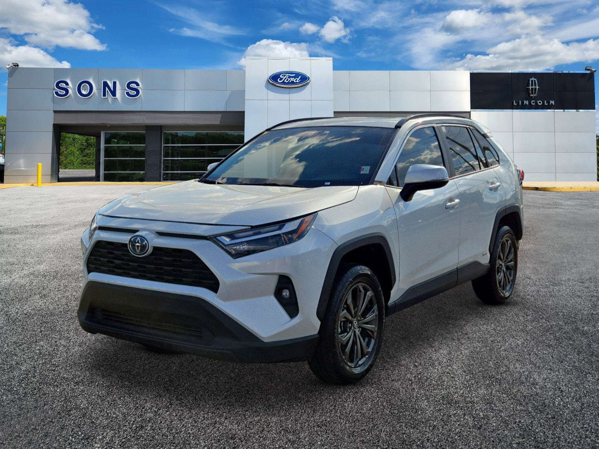 2023 Toyota RAV4 XLE Premium's photo