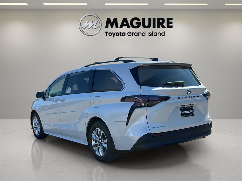 2025 Toyota Sienna XLE photo 4