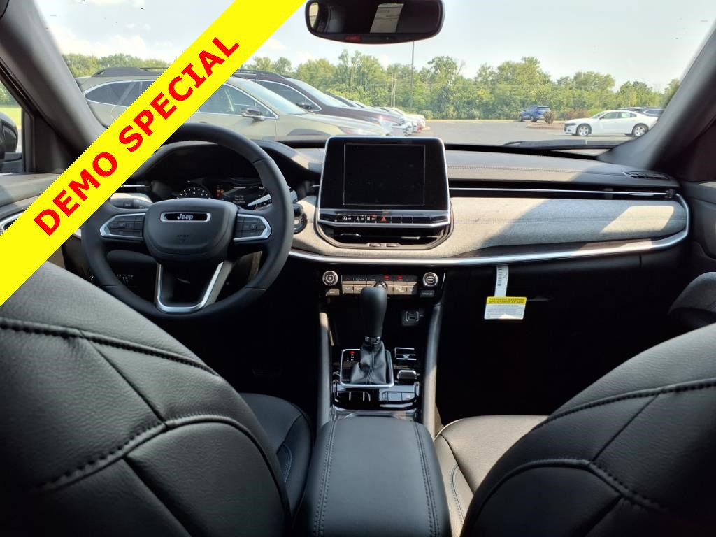 2025 Jeep Compass Latitude photo 4