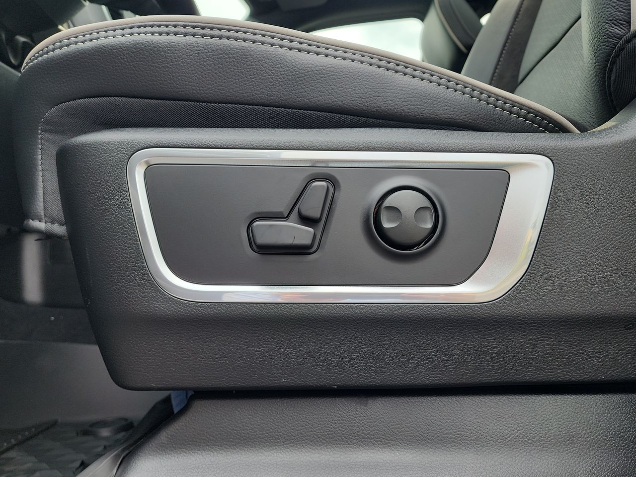 2025 Ram 1500 Laramie photo 11