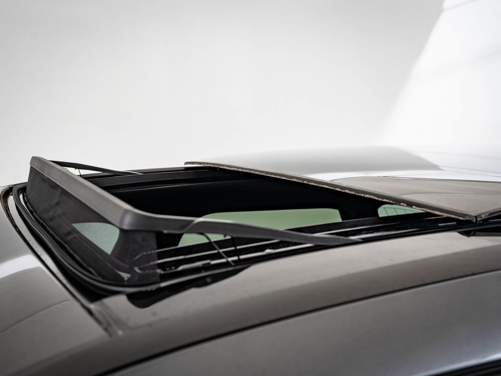 2026 Land Rover Range Rover Velar SE photo 13