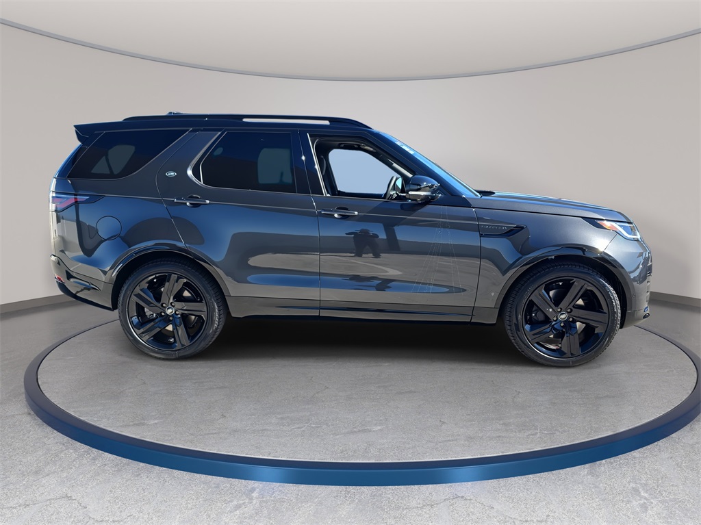 2026 Land Rover Discovery photo 3