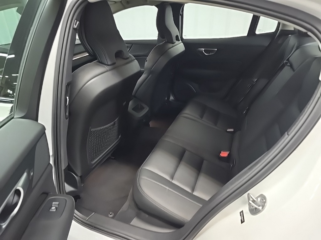 2024 Volvo S60 B5 Plus photo 31