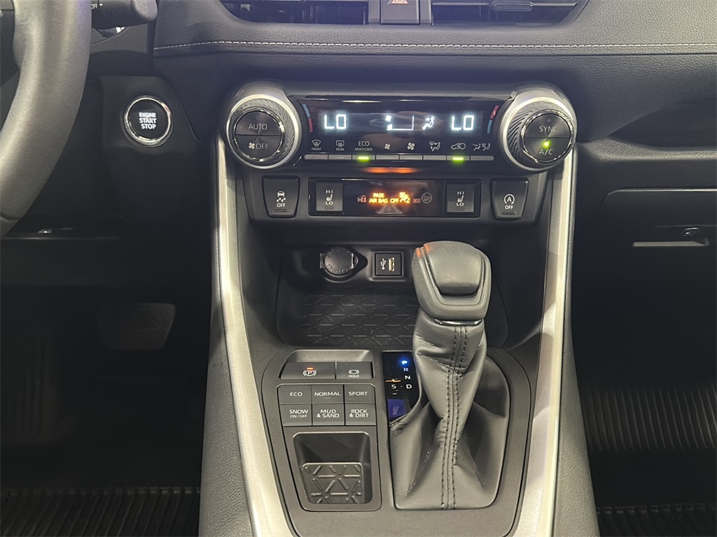 2024 Toyota RAV4 XLE photo 17