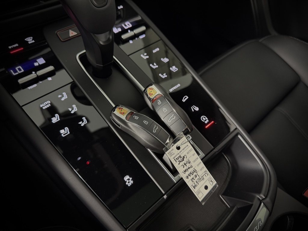 2025 Porsche Macan T photo 28