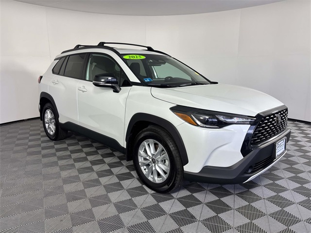 2025 Toyota Corolla Cross LE's photo