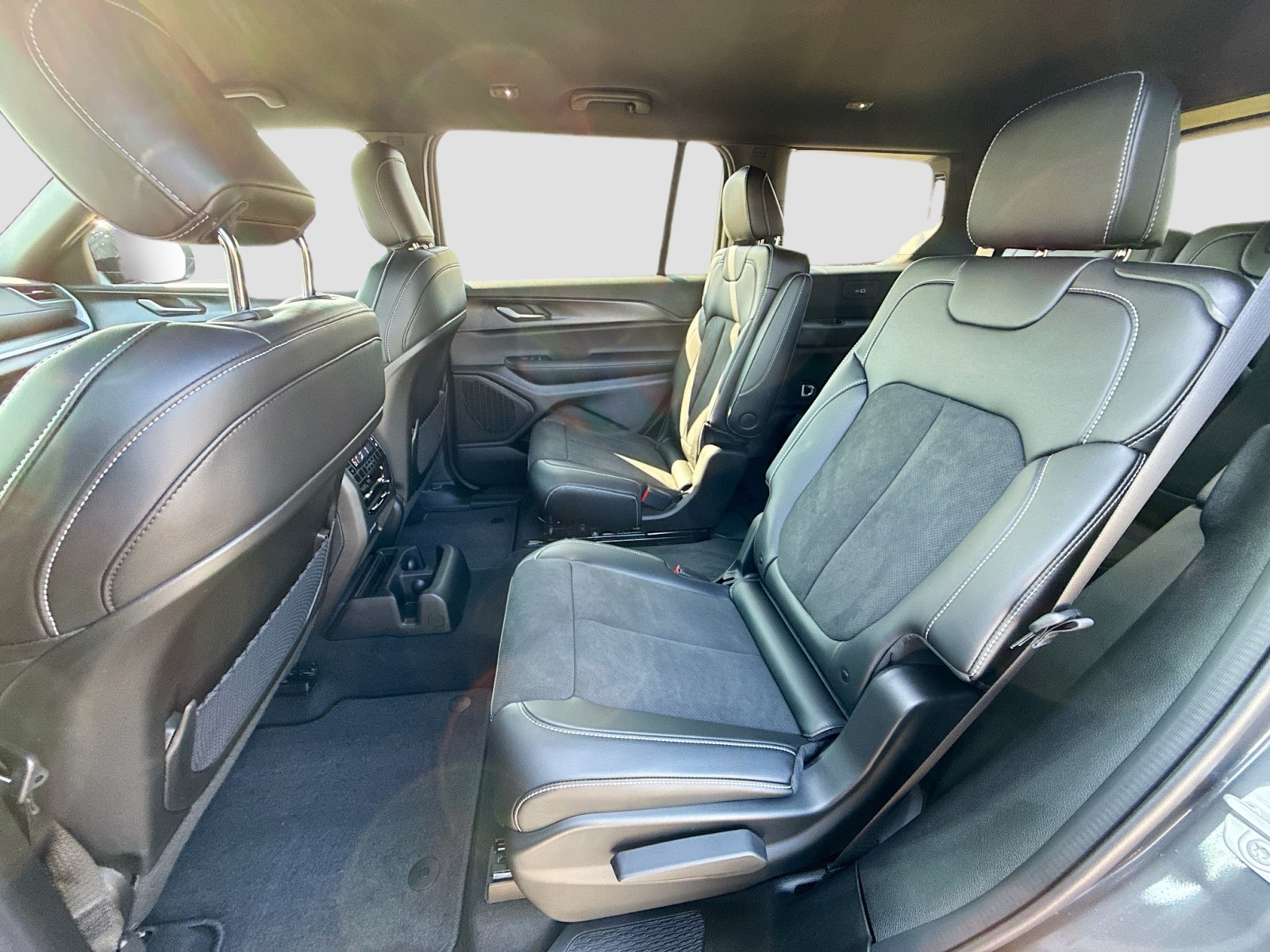 2025 Jeep Grand Cherokee Laredo Altitude photo 18