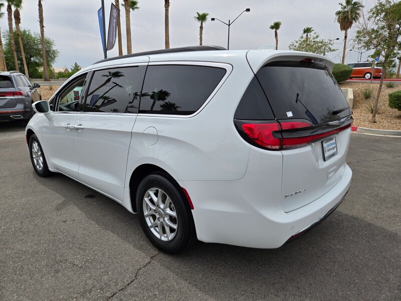 2022 Chrysler Pacifica Touring L photo 3