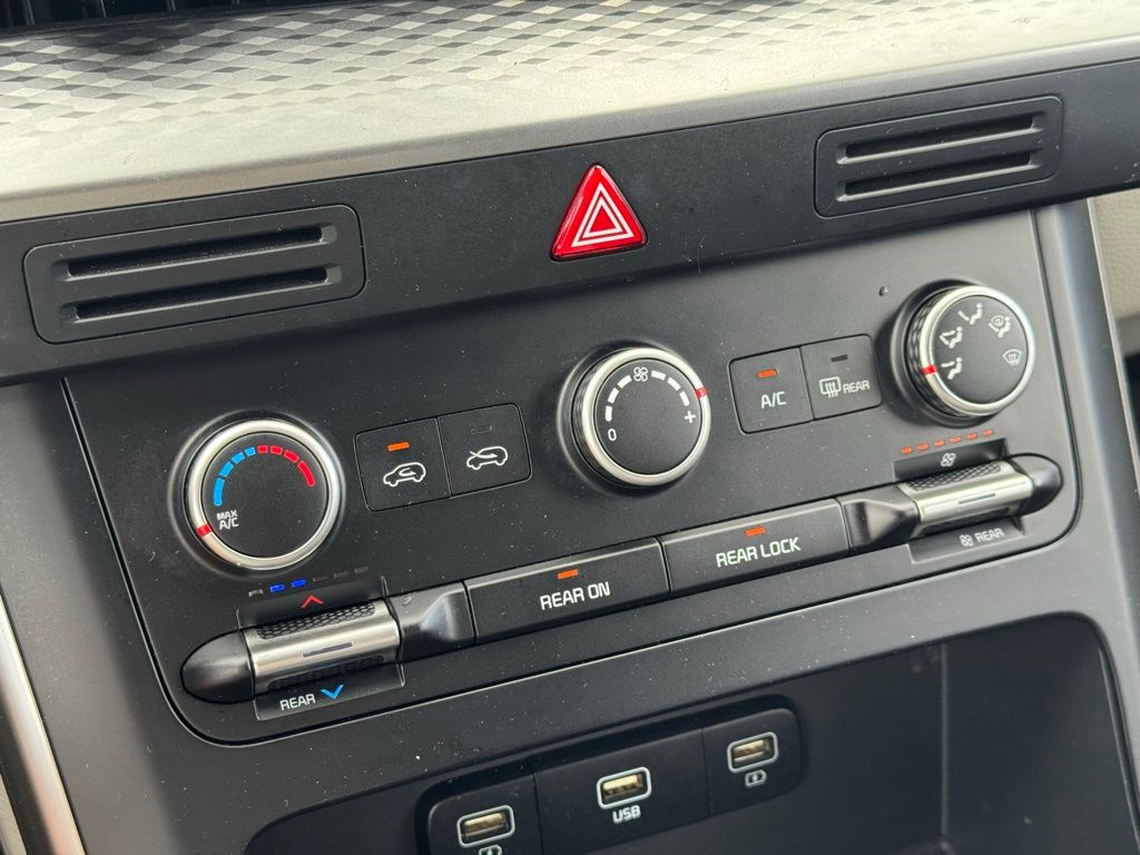 2023 Kia Carnival LX photo 25