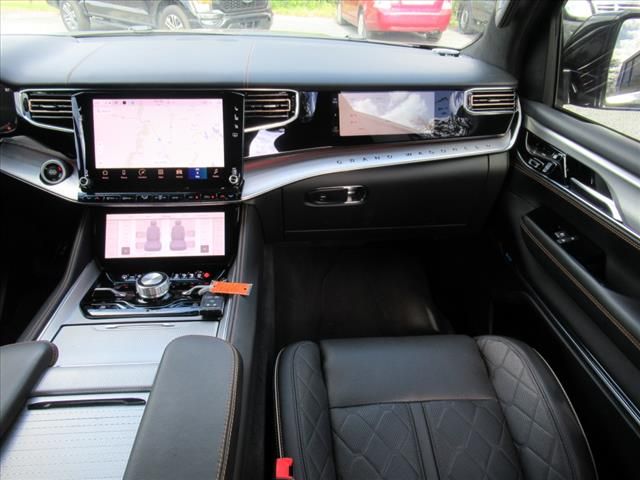 2023 Jeep Grand Wagoneer III photo 14