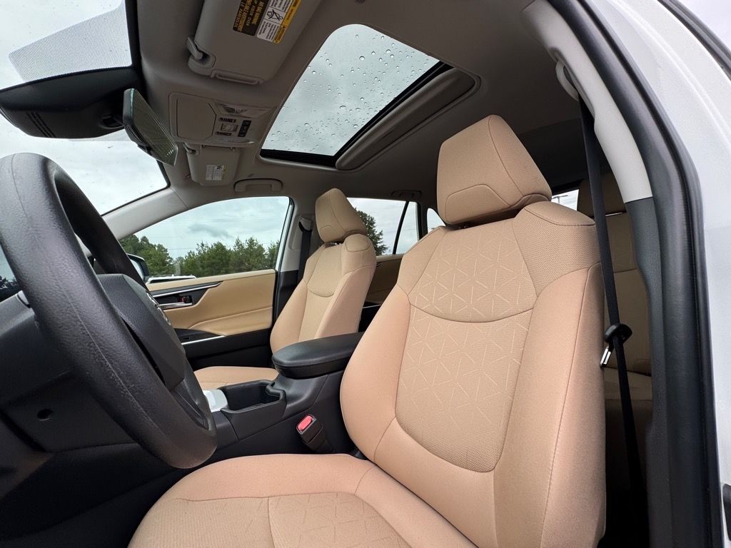 2025 Toyota RAV4 XLE photo 16