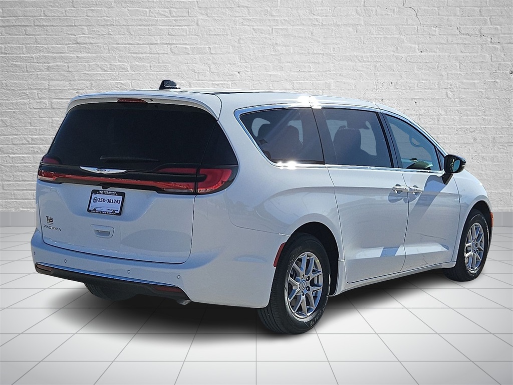2026 Chrysler Pacifica photo 4