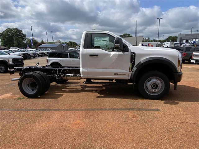 2025 Ford F-450 photo 2
