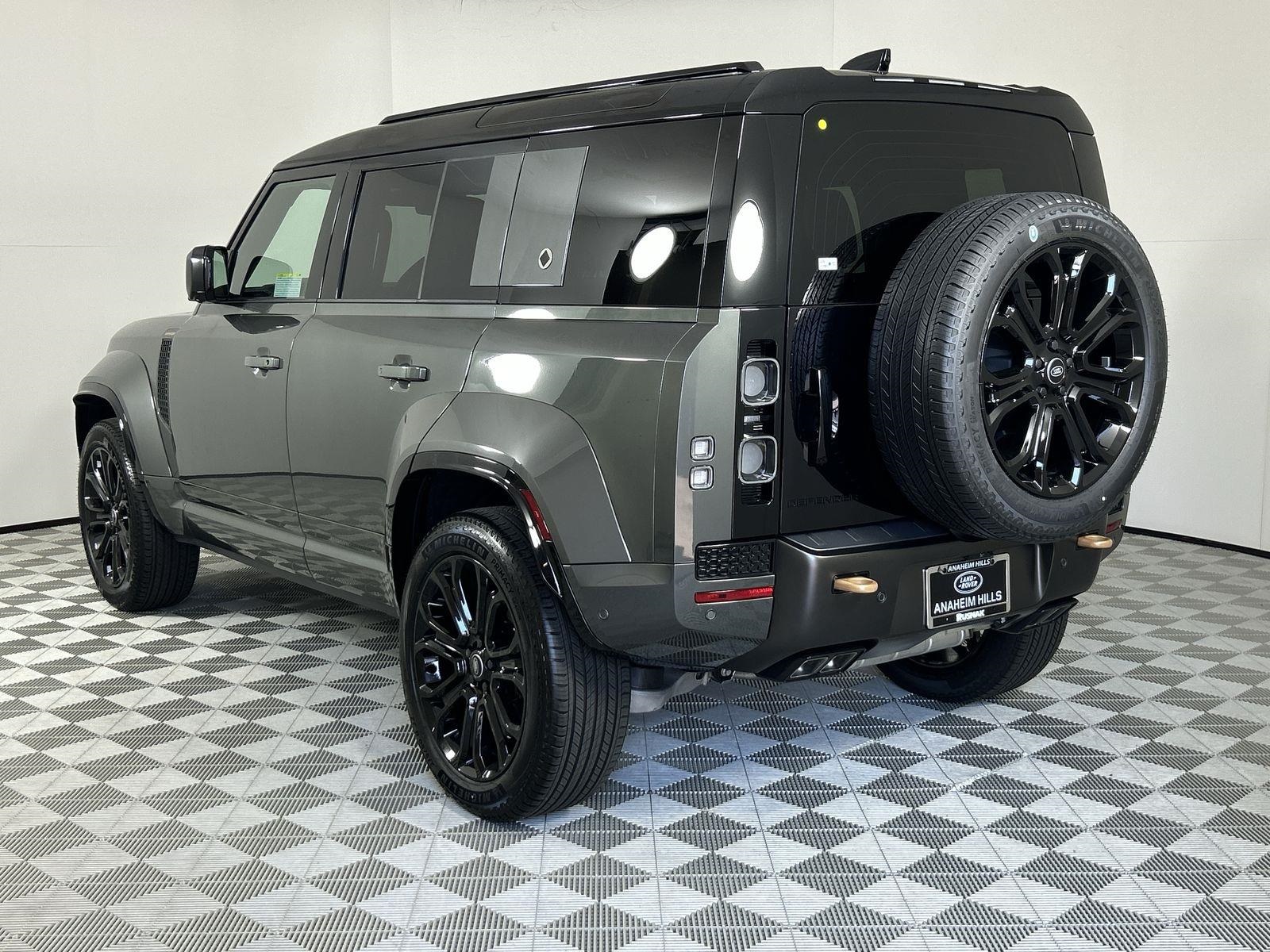 2025 Land Rover Defender 110 photo 3