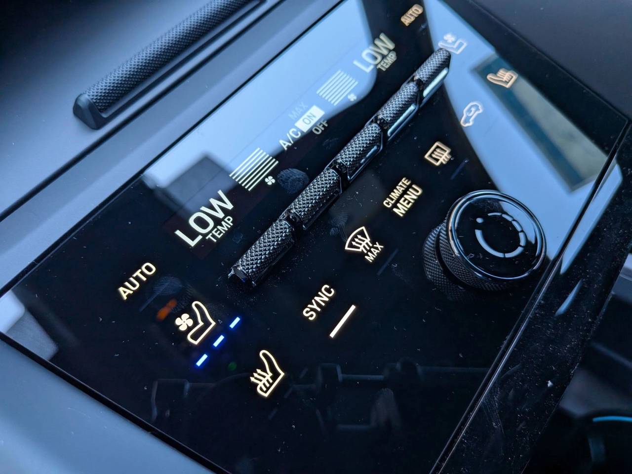 2025 Porsche Macan Electric Turbo photo 16