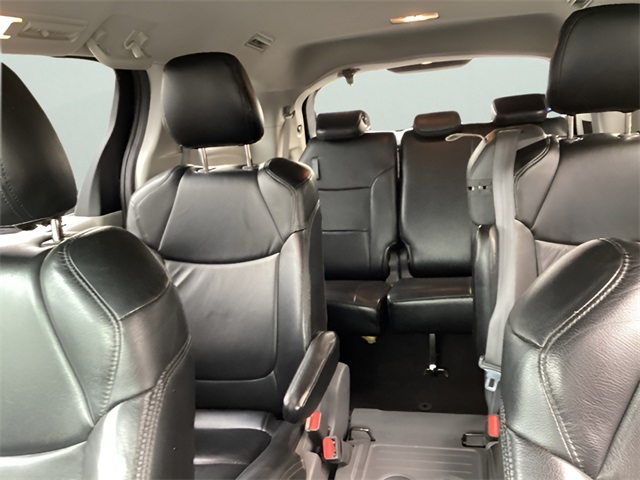 2021 Toyota Sienna LE photo 14