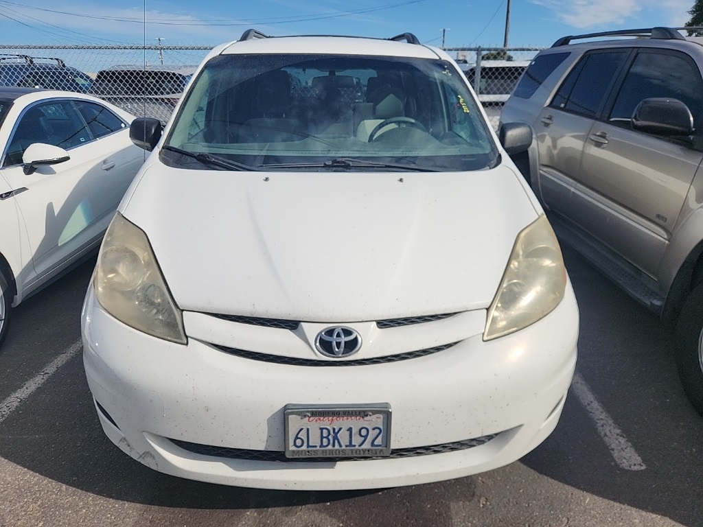 2010 Toyota Sienna LE photo 2