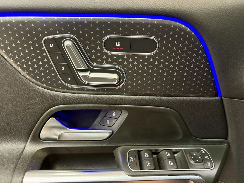 2025 Mercedes Benz GLB 250 photo 19