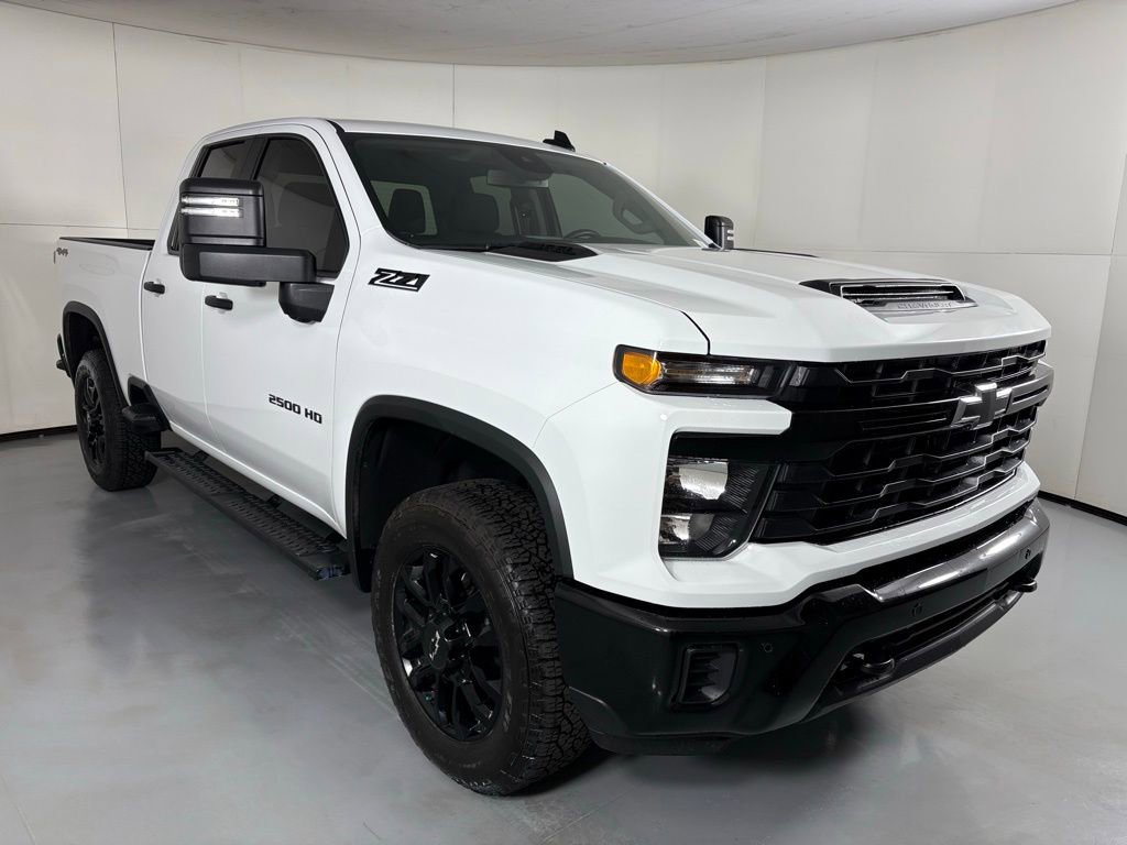 2025 Chevrolet Silverado 2500HD Custom photo 2