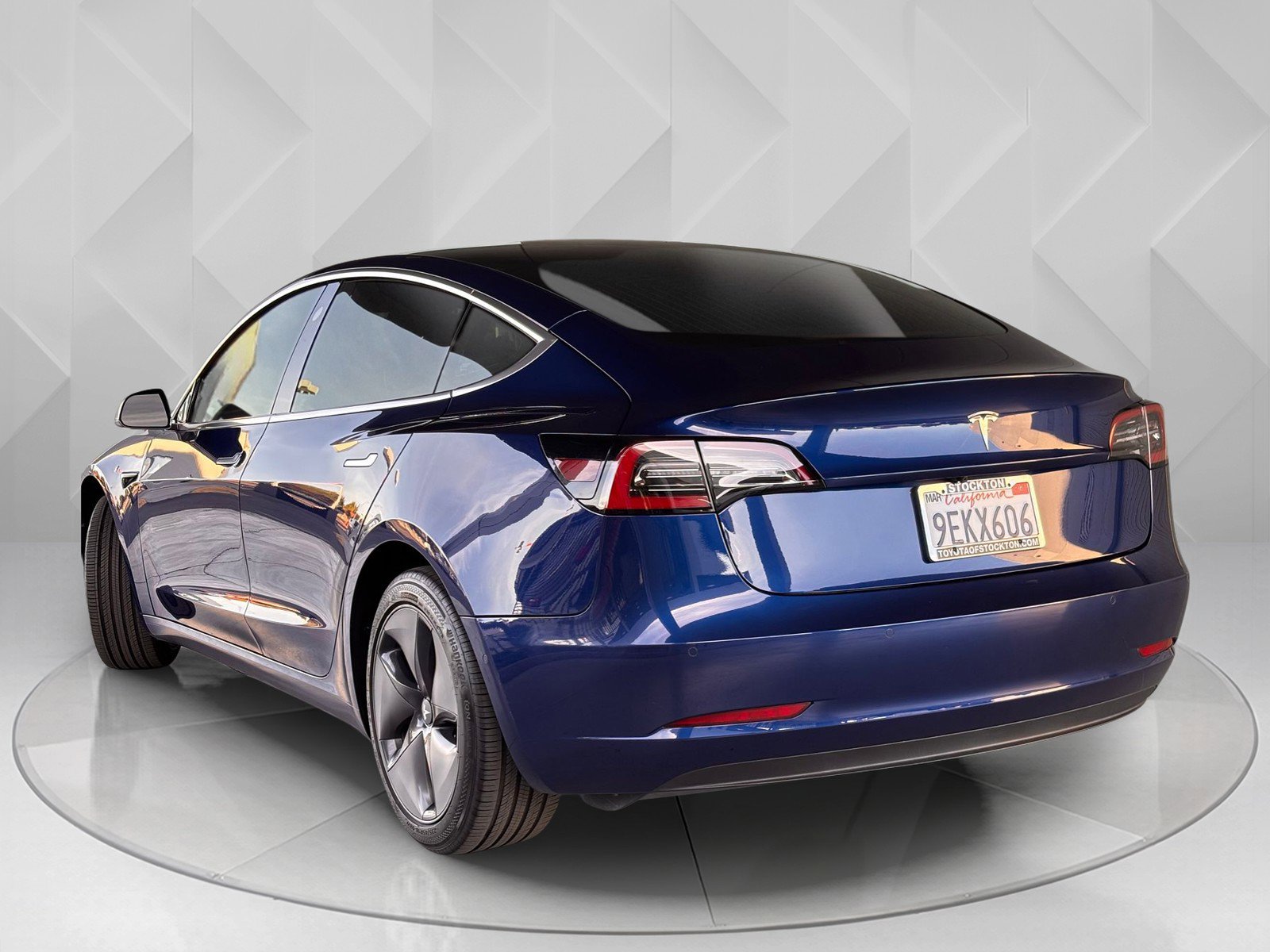 2020 Tesla Model 3 Standard Range Plus photo 2