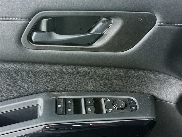 2025 Nissan Pathfinder SV photo 17