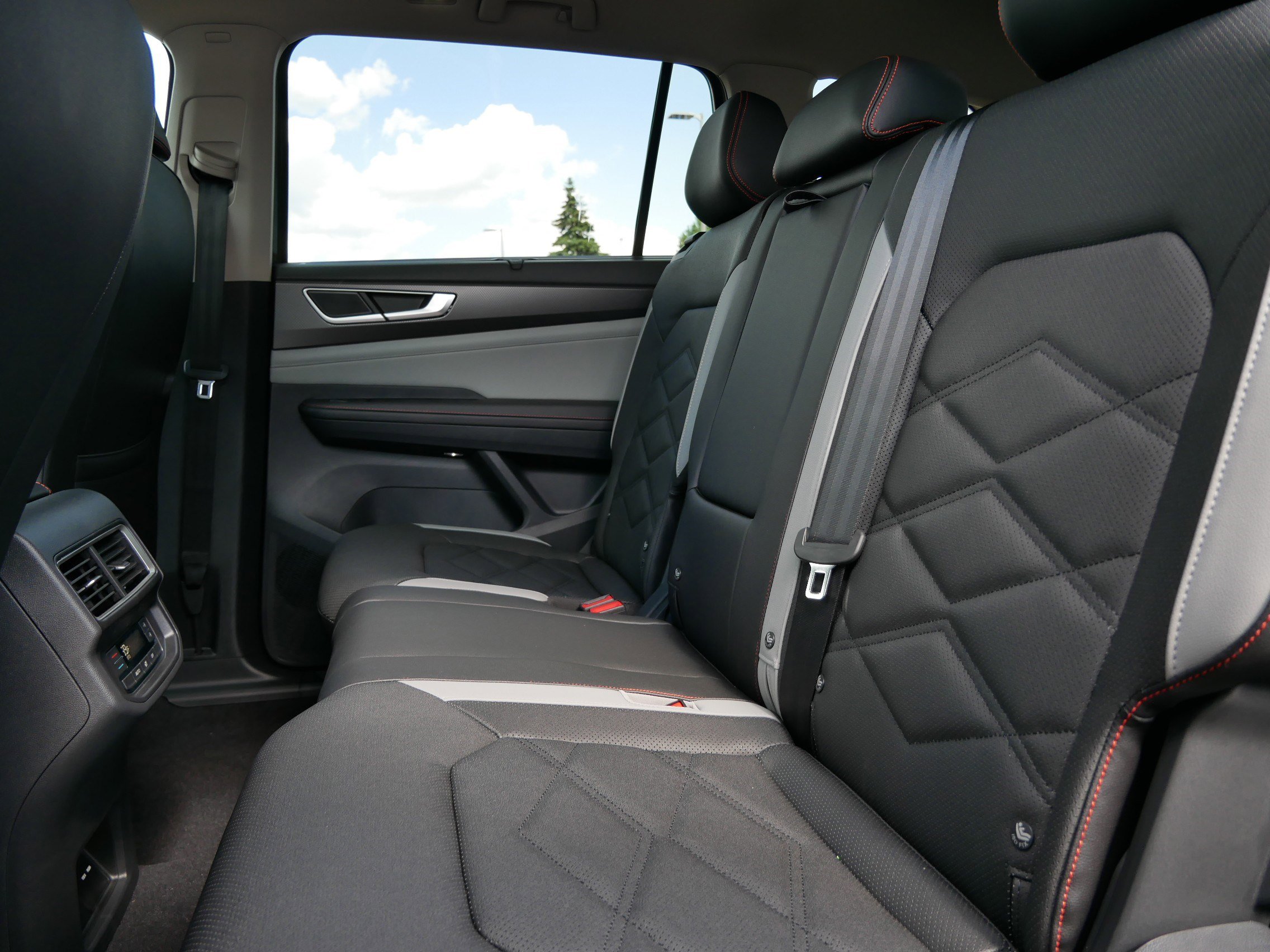 2025 Volkswagen Atlas Peak Edition SE photo 3