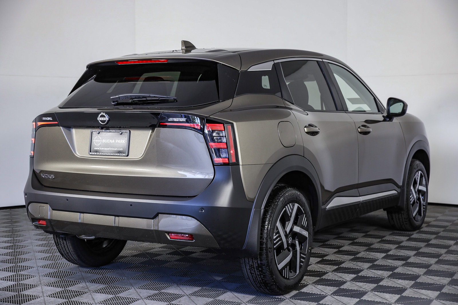 2025 Nissan Kicks SV photo 6