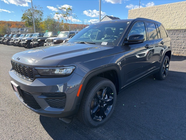 2025 Jeep Grand Cherokee Altitude photo 4