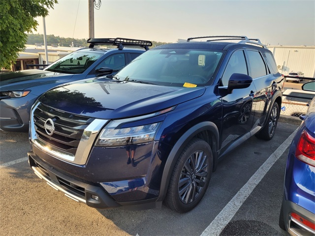 2022 Nissan Pathfinder SL photo 2