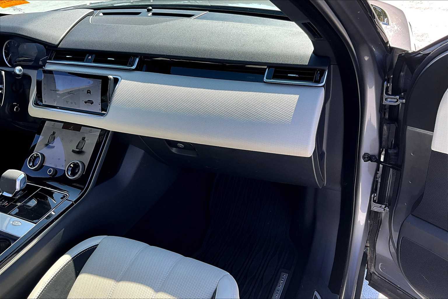 2022 Land Rover Range Rover Velar R-Dynamic S photo 17