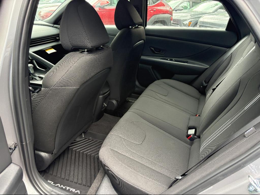 2025 Hyundai Elantra SEL Sport photo 9