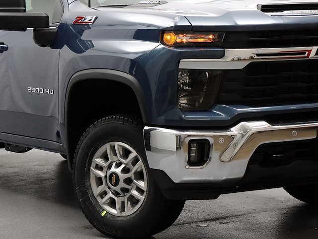 2025 Chevrolet Silverado 2500HD LT photo 3