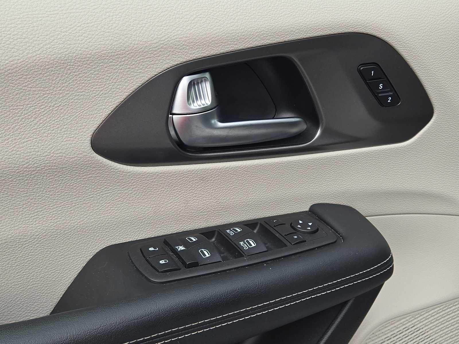 2023 Chrysler Pacifica Touring L photo 30