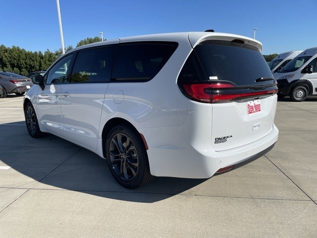 2026 Chrysler Pacifica photo 3