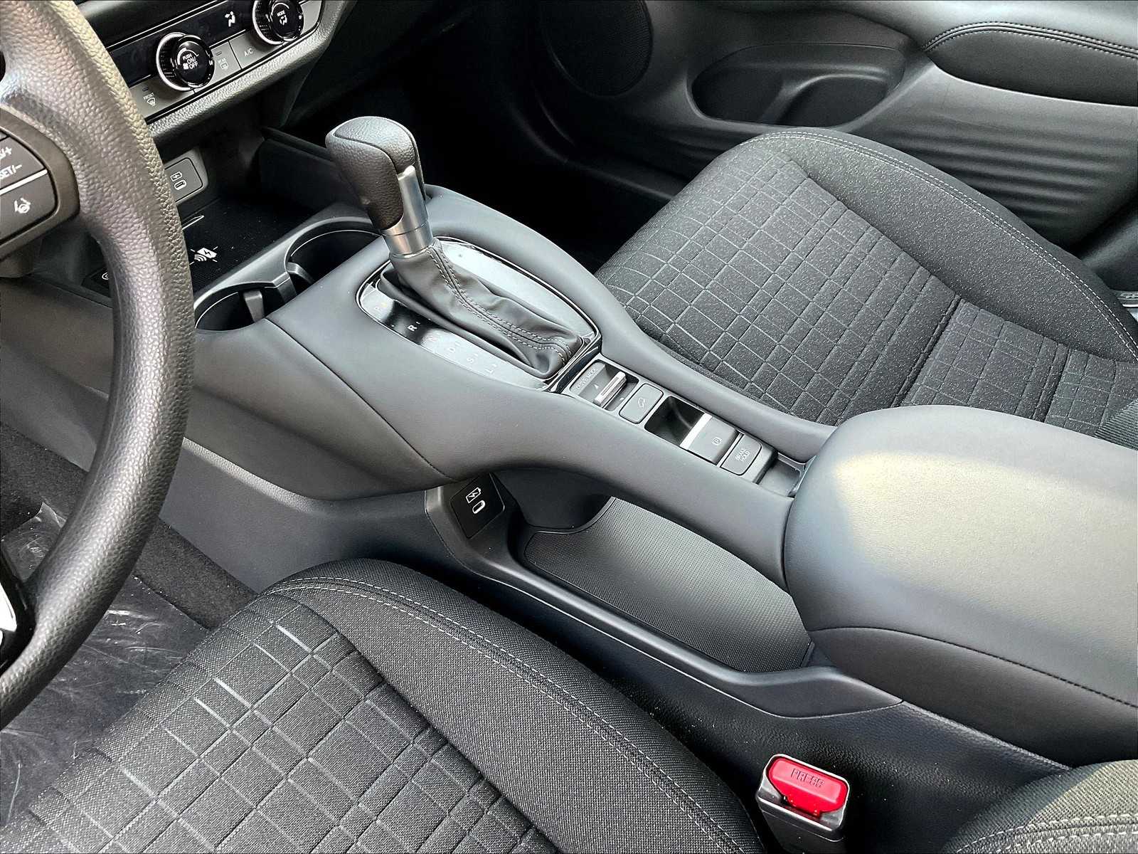 2026 Honda HR-V LX photo 13