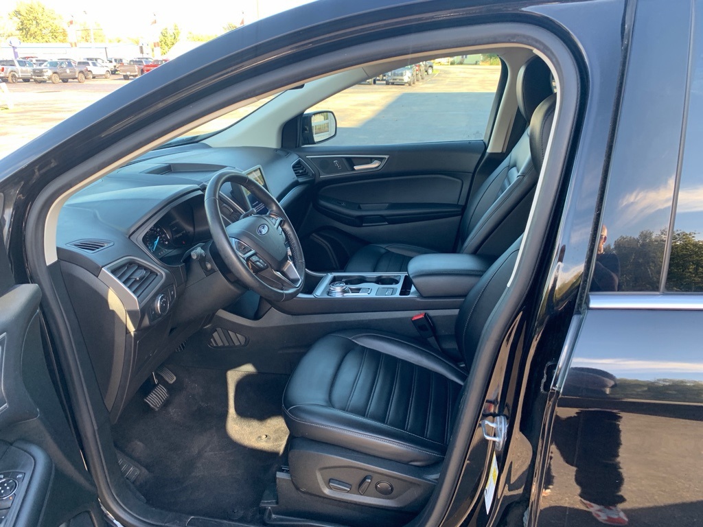 2022 Ford Edge SEL photo 3