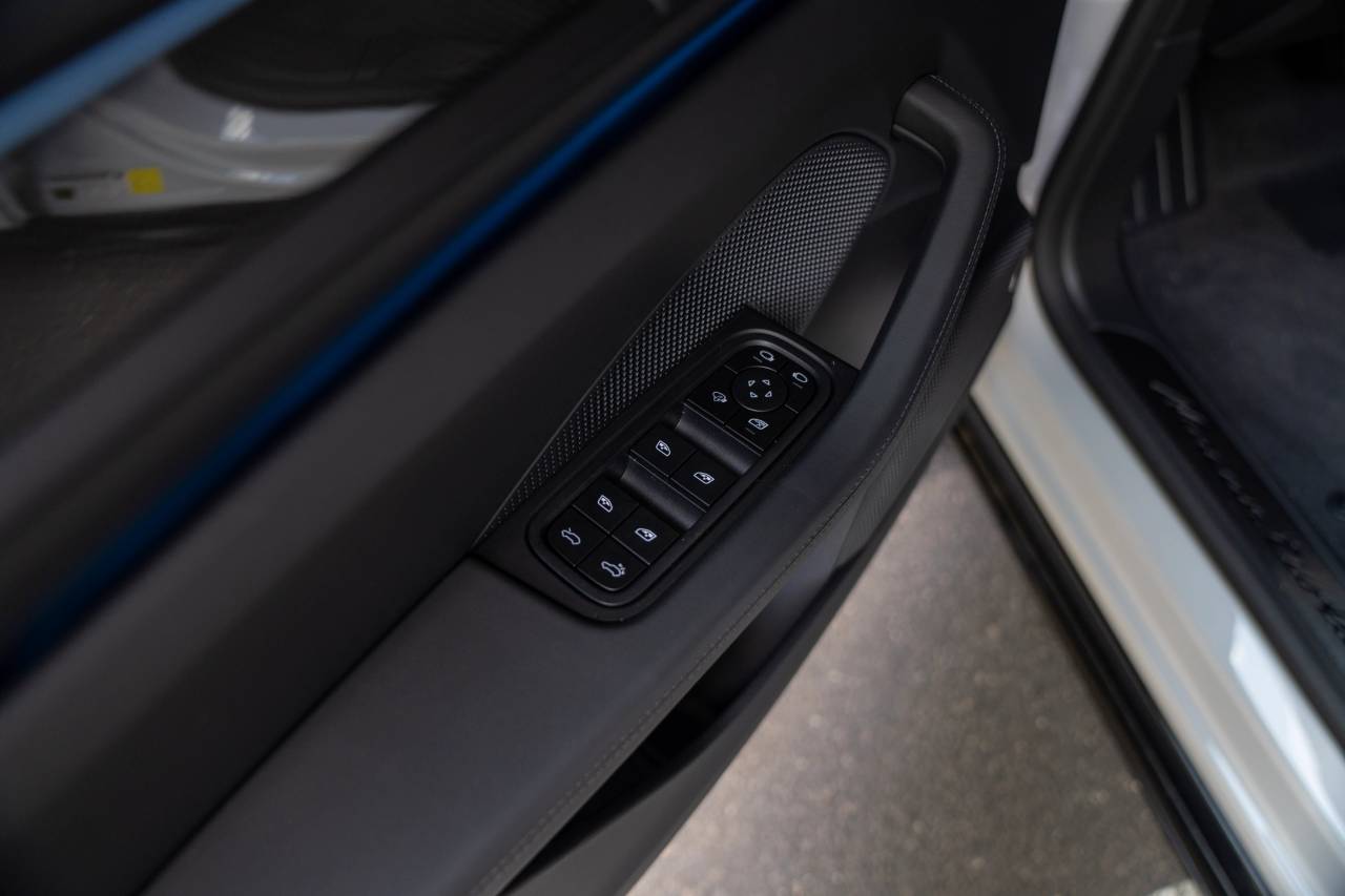 2025 Porsche Macan Turbo Electric photo 27