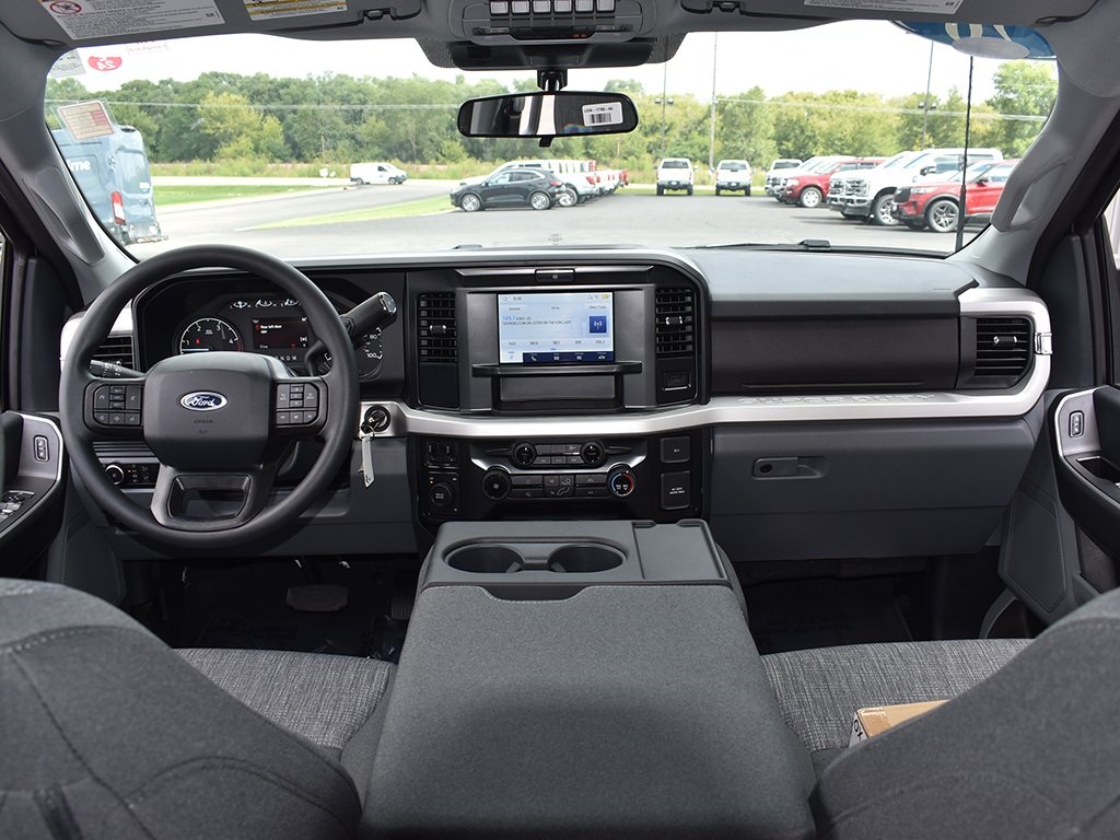 2026 Ford F-350 XLT photo 4