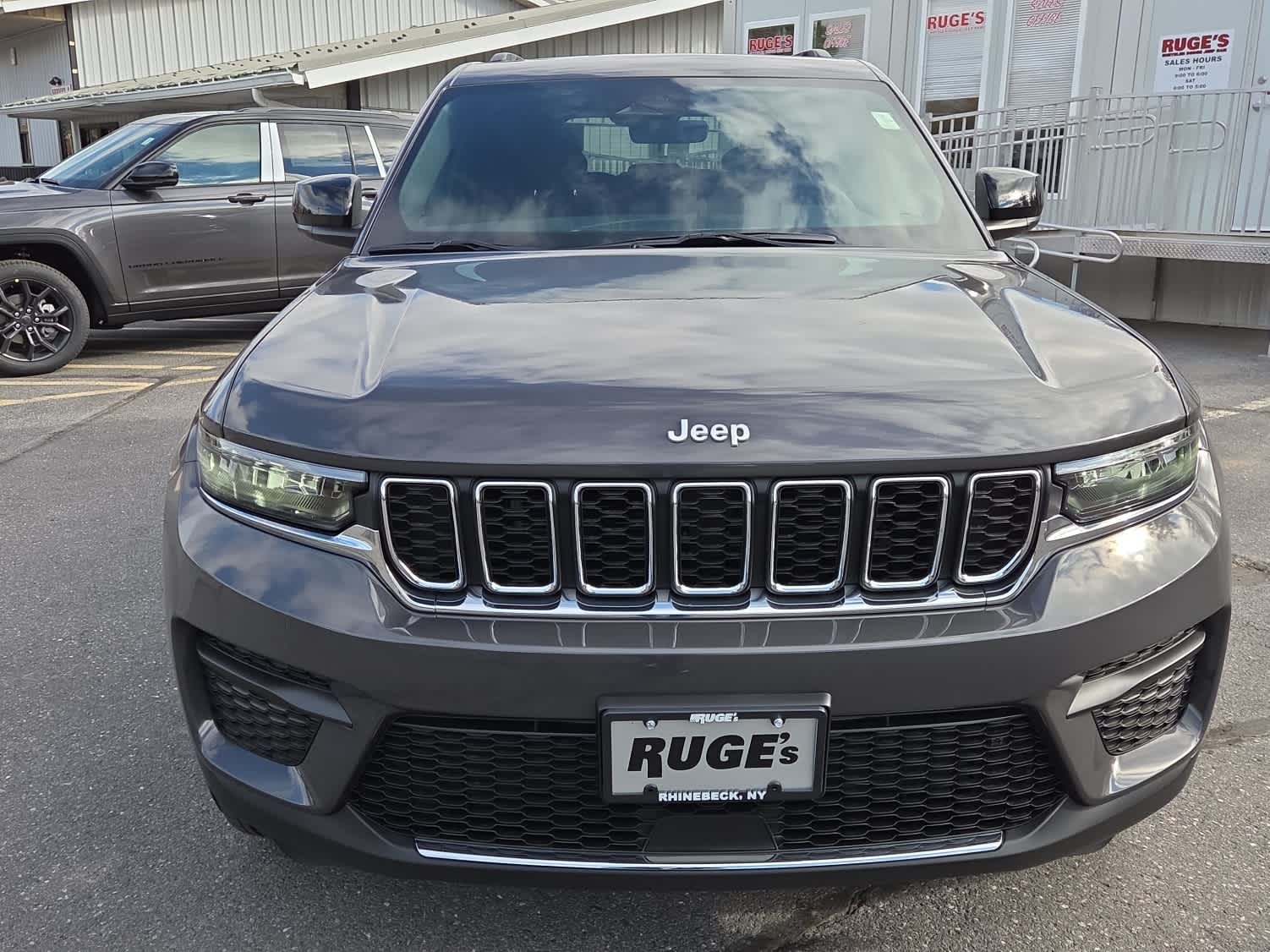 2025 Jeep Grand Cherokee Laredo photo 2