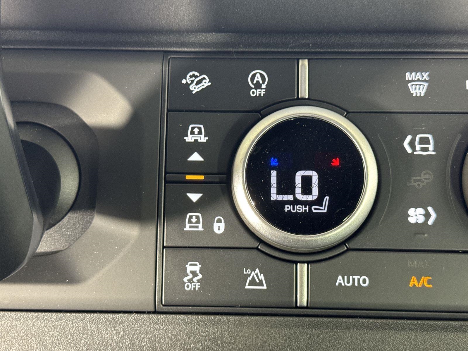 2025 Land Rover Defender 110 X-Dynamic SE photo 17