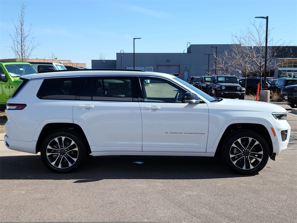 2025 Jeep Grand Cherokee Overland photo 4
